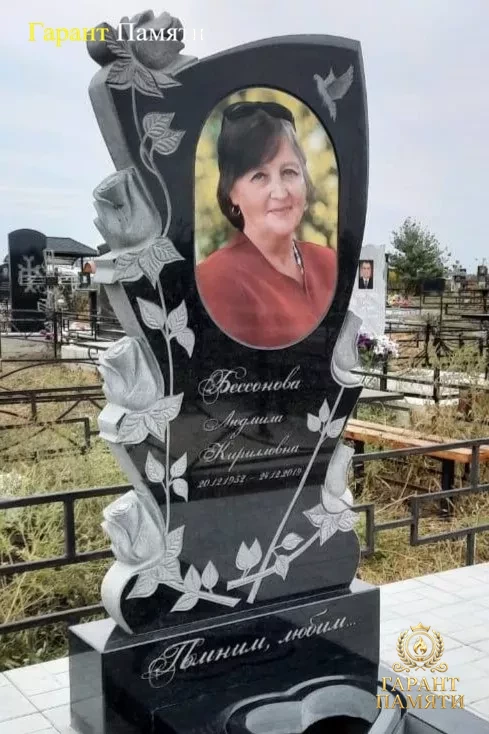 Памятник резной из гранита «Розы»